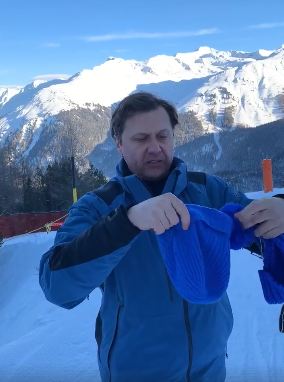 Кандидат в президенты Игорь Шевченко в Давосе несколько раз набрал бесплатных лыжных шапок, несмотря на ограничение в одну на человека 01