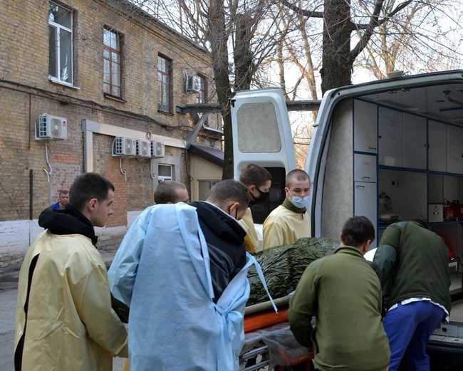 Пораненого військовослужбовця вертольотом евакуйовано з Дніпра до Києва 03