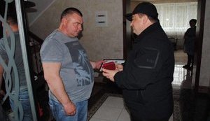 Police awarded homeowner who shot robber and helped to neutralize gang from Russia. PHOTOS
