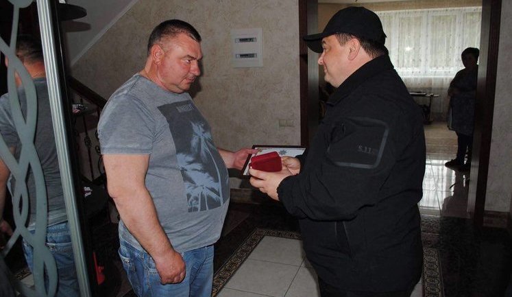 Police awarded homeowner who shot robber and helped to neutralize gang from Russia. PHOTOS