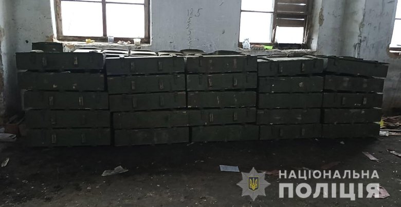 На Чернігівщині виявили покинутий росіянами склад боєприпасів - 65 запакованих ящиків та 210 мін калібру 120 мм 04
