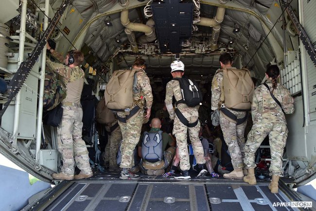 Украинские спецназовцы отработали десантирование с американского самолета МС-130 02