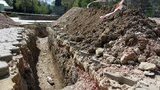 "В нашей стране все через "ж": новенькую плитку срывают- забыли воду к фонтанам провести. ФОТОрепортаж