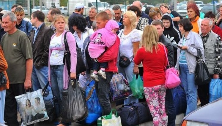 Менее половины переселенцев с Донбасса имеют постоянную работу, среднемесячный доход на одного человека составляет 2239 гривен, - отчет МОМ