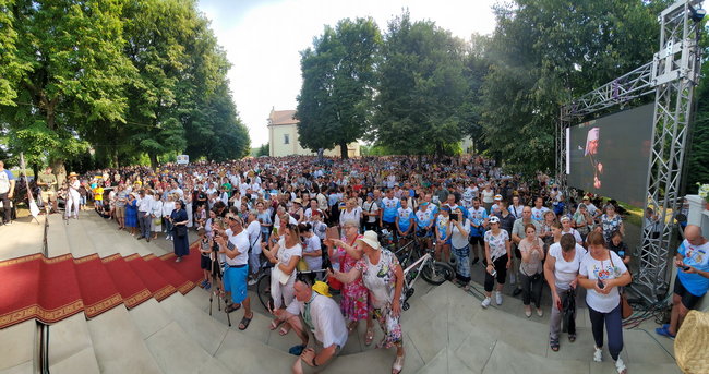 Тысячи верующих со всей Украины приняли участие в традиционном Всеукраинском паломничестве в Зарванице 06 Тысячи верующих со всей Украины приняли участие в традиционном Всеукраинском паломничестве в Зарванице 06