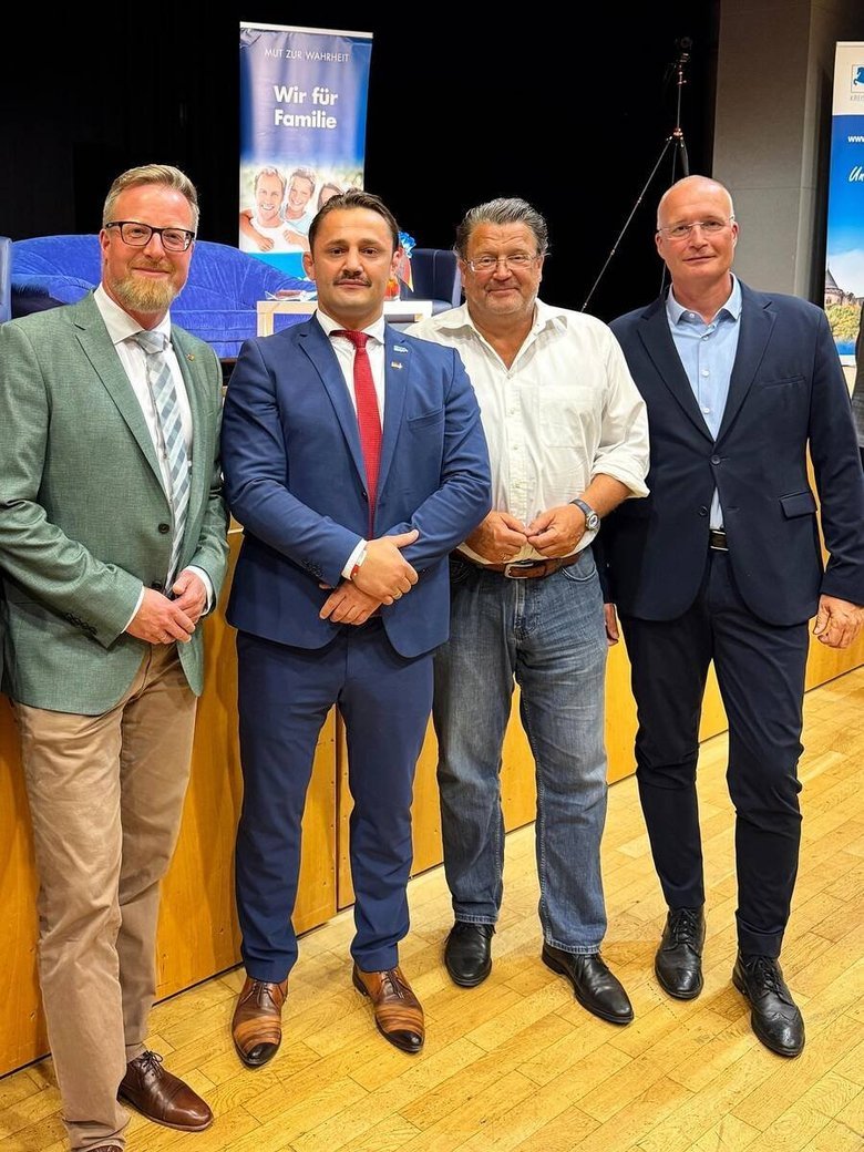 Ноа Крігер (Мурад Дадаєв) відвідав Чечню та подарував кортик Ахмеду Дудаєву