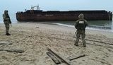Баржу з контрабандними сигаретами винесло на берег Чорного моря. Вчора її тягнув буксир "Паралель", який дістав пробоїну. ВІДЕО+ФОТОрепортаж