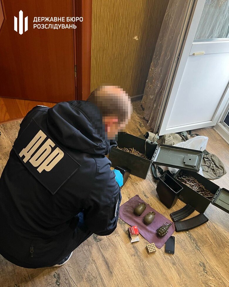 ГБР разоблачило правоохранителя, который перепродавал трофейное оружие в Донецкой области