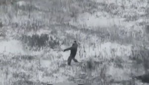 Оккупант, застигнутый дроном посреди поля, дважды тщетно пытается попасть в беспилотник снежкой. ВИДЕО
