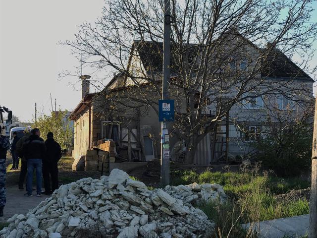 Crimean Tatars houses raided in Bakhchysarai: Armed law enforcers broke in, blocked roads 03 Crimean Tatars houses raided in Bakhchysarai: Armed law enforcers broke in, blocked roads 03