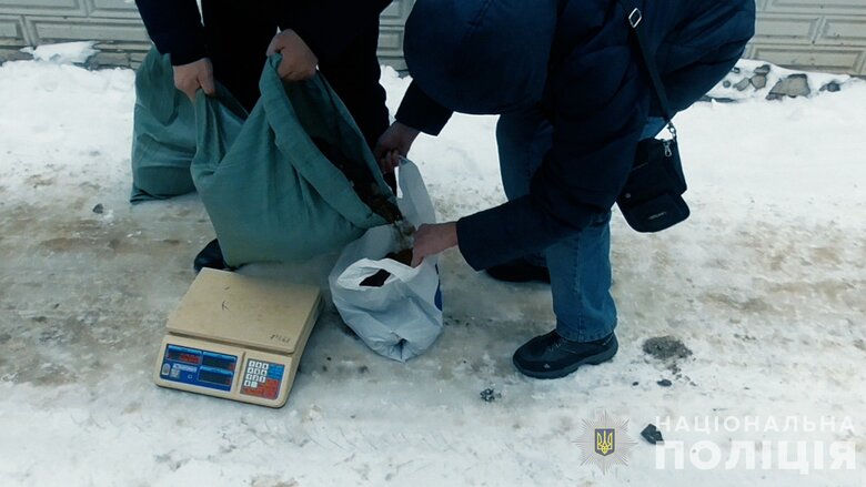 National Police seized almost UAH 4.5 million from illegal amber miners in Rivne region during searches 02