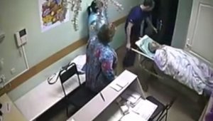 "Он какой-то весь синий стал", - в России врач убил пациента одним ударом. ВИДЕО