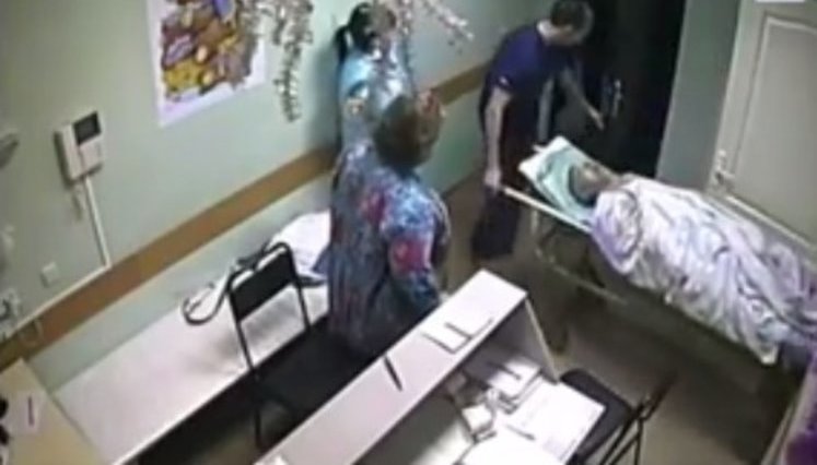 "Он какой-то весь синий стал", - в России врач убил пациента одним ударом. ВИДЕО