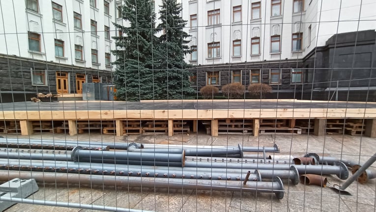 Под Офисом Президента начали устанавливать каток 04