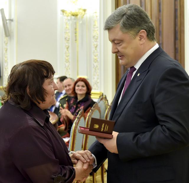 Порошенко наградил выдающихся украинок 03