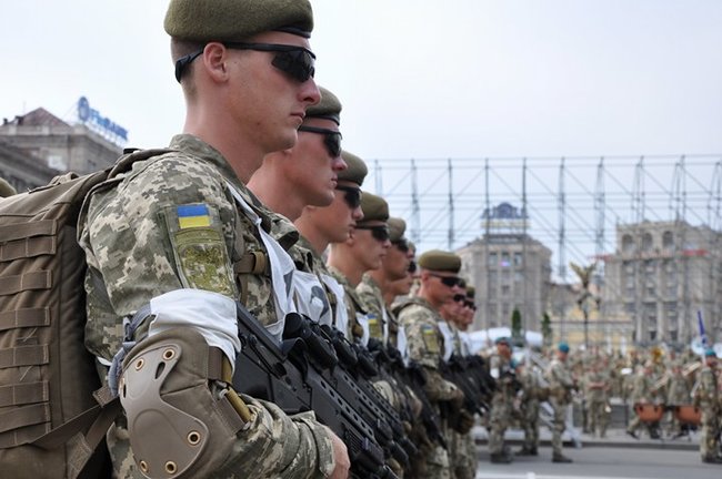 Від Точки-У до Джавелінів: вражаючі кадри 250 одиниць бойової техніки на Хрещатику 15