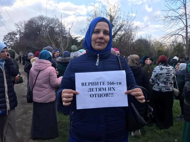 Папірців боїтеся? - окупанти затримали учасника флешмобу на підтримку заарештованих кримськотатарських активістів Таїра Ібрагімова 10