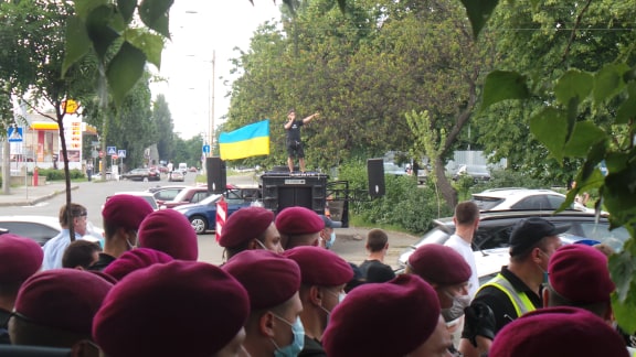Мітингувальники під судом над Стерненком перекрили вулицю Дегтярівську 02