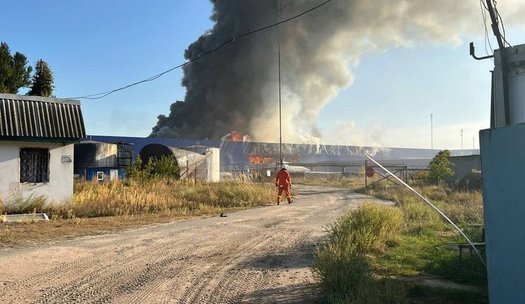 Из-за новой дронной атаки РФ горят складские помещения логистического центра на Киевщине. ФОТО