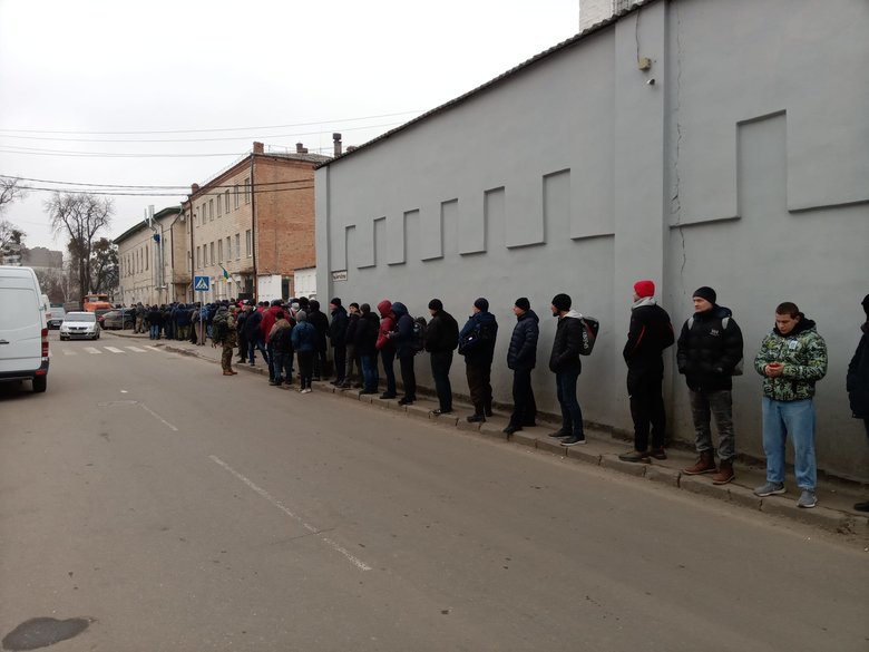 Спасибо за жизнь: 25 февраля в очереди под военкоматом Полтавы собралось около 2,2 тыс. добровольцев 01 Спасибо за жизнь: 25 февраля в очереди под военкоматом Полтавы собралось около 2,2 тыс. добровольцев 01