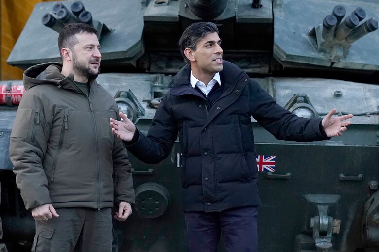 Zelenskyi and Sunak visit Ukrainian military training to drive Challenger 2 tanks 10