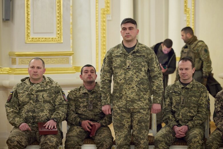 Зеленський вручив державні нагороди десантникам 06