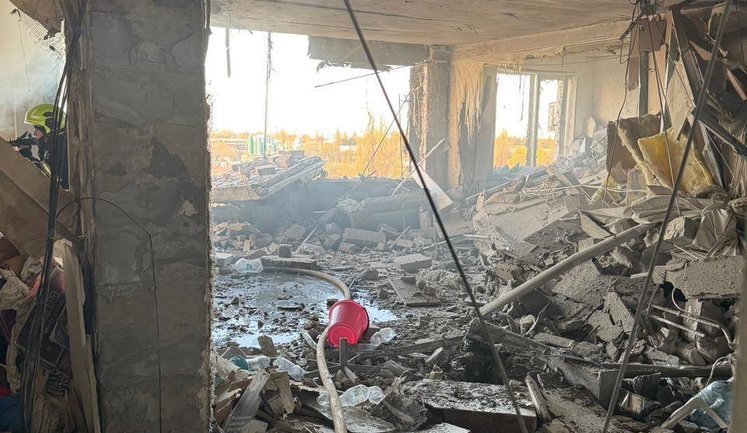 Росіяни вдарили по дев’ятиповерхівці в Одесі: спалахнула пожежа, четверо постраждалих. ФОТО (оновлено)