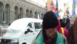 "Протест чого? Не знаю. Запитайте у кого-небудь там", - протестувальники під Нацбанком не знають, навіщо вийшли на вулицю (оновлено). ВIДЕО+ФОТОрепортаж (оновлено)