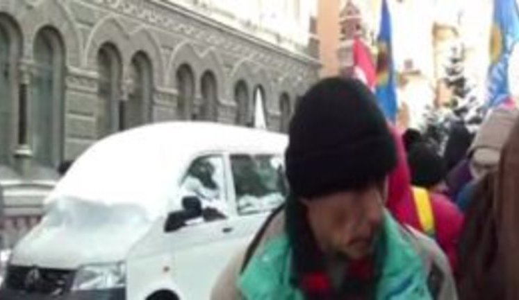 "Протест чого? Не знаю. Запитайте у кого-небудь там", - протестувальники під Нацбанком не знають, навіщо вийшли на вулицю (оновлено). ВIДЕО+ФОТОрепортаж (оновлено)