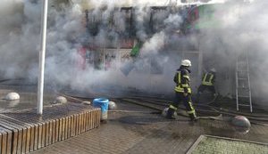 Возле метро "Дарница" загорелись павильоны рынка. ФОТО