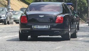 "Бентли" депутата Партии регионов Александра Заца сбил гаишника и разбил 10 машин. ФОТО