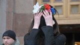 Сгибаясь под ношей, ты увеличиваешь ее тяжесть