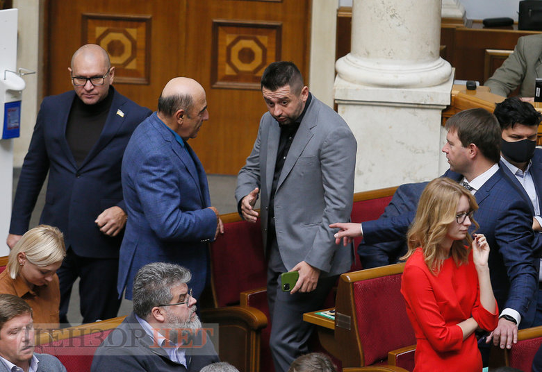 Блокирование трибуны, звонок Стефанчуку, Порошенко и Вирастюк, счастливый Тищенко и потрясенный Арахамия, - работа Рады 23 сентября 06