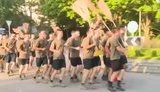 Китайська армія з мітлами і лопатами прибирає барикади, споруджені учасниками акцій протесту в Гонконзі. ВIДЕО