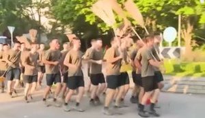 Китайская армия с метлами и лопатами убирает баррикады, сооруженные участниками акций протеста в Гонконге. ВИДЕО