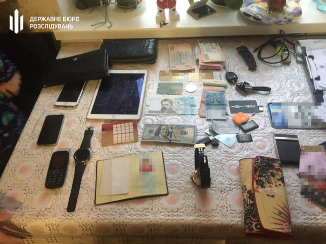 ГБР сообщило о подозрении двум полицейским, участвовавшим в мошеннической схеме с фейковым задержанием 01
