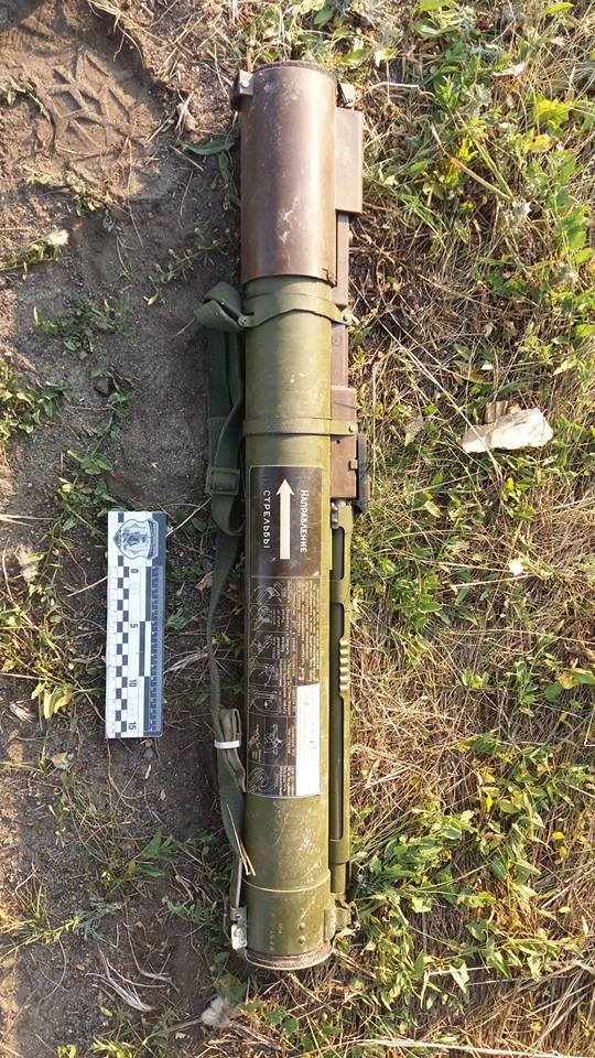 Три гранатомети, пять гранат, 1,5 кг пороху: на Луганщині на узбіччі дороги знайшли мішок із боєприпасами 04 Три гранатомети, пять гранат, 1,5 кг пороху: на Луганщині на узбіччі дороги знайшли мішок із боєприпасами 04