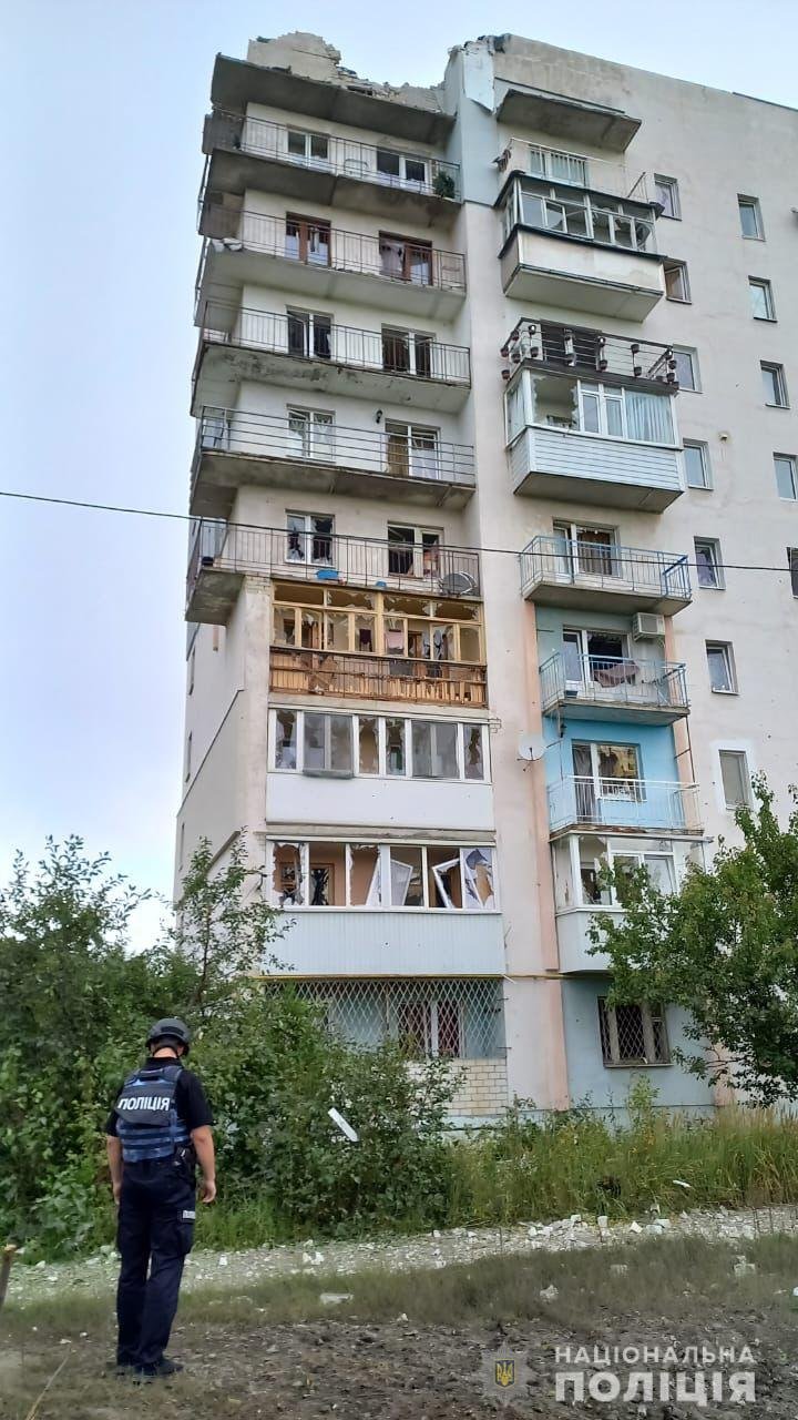 Последствия вражеского артобстрела Харькова: повреждены дома мирных жителей 06