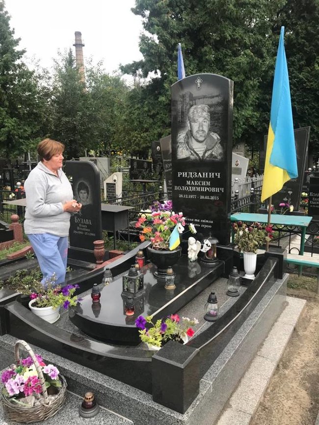 Мама загиблого бійця 90-го батальйону кіборга Максима Ридзанича Світлана: Він сказав: Я йду на війну. Синочку, у тебе ж троє дітей! - Тому і йду 01