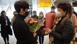 Українці в аеропорту Амстердаму проводжали гурт Go_A з подарунками і квітами: "Дякуємо! Ми дуже старалися". ФОТОрепортаж