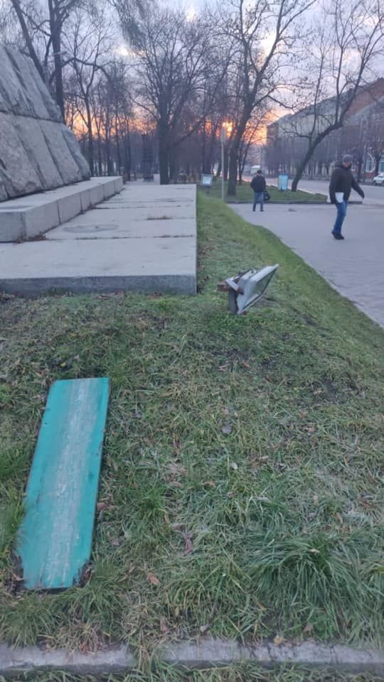 Вандалы в Умани повредили стелу павшим героям АТО: украли фото, сломали прожектор 01