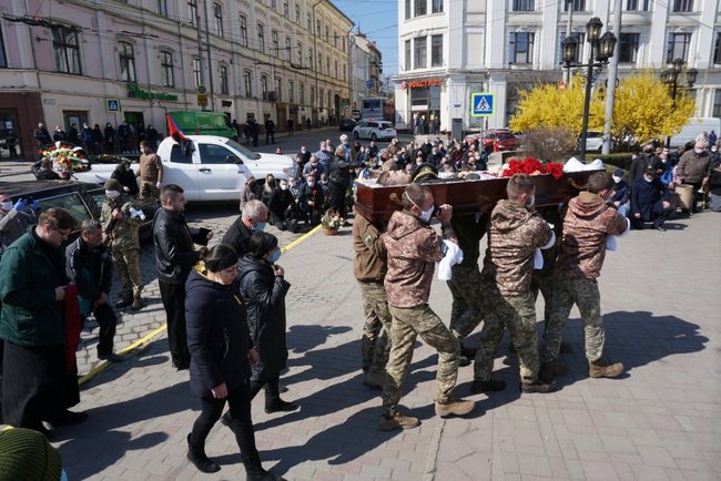 С погибшим на Донбассе украинским воином Андреем Маланчуком попрощались в Черновцах 05