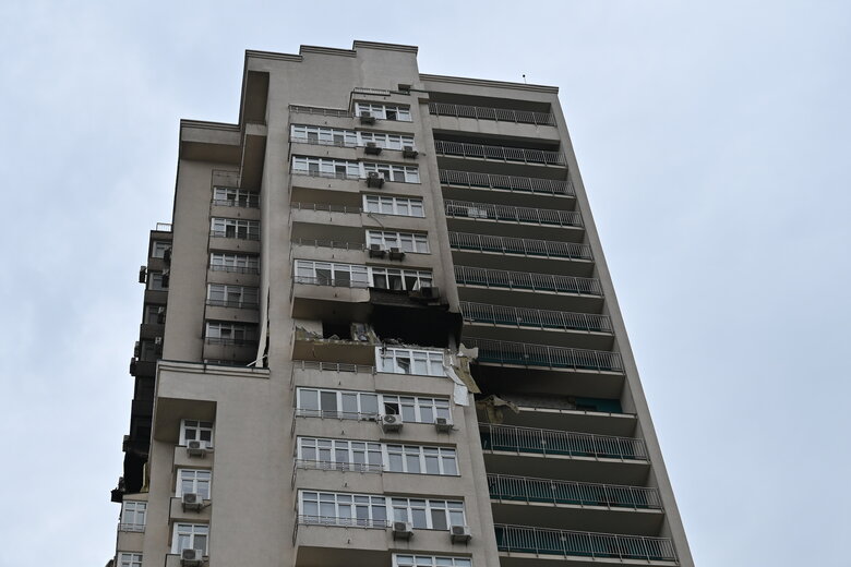 Последствия падения обломков вражеской ракеты на многоэтажку в Соломенском районе Киева 33