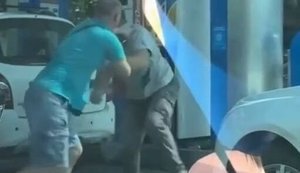 Двое россиян не поделили очередь на АЗС и начали драться кулаками. ВИДЕО