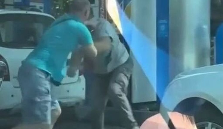 Двое россиян не поделили очередь на АЗС и начали драться кулаками. ВИДЕО