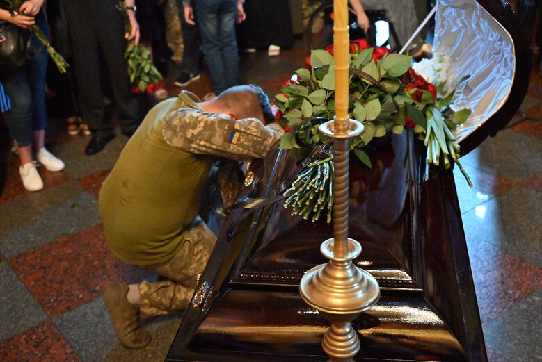 Із загиблим сержантом 68-ї ОЄБр Антоном Усовським попрощалися у Михайлівському Соборі 19