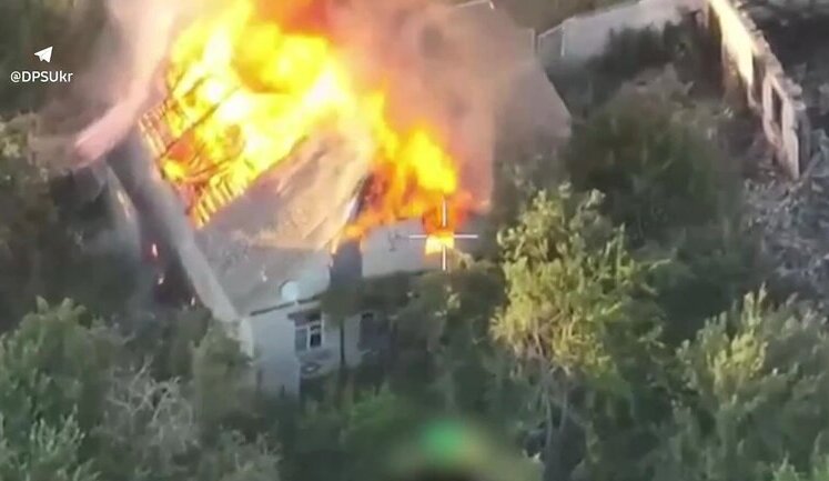 На Південно-Слобожанському напрямку горить будівля, в якій переховуються російські солдати. ВIДЕО