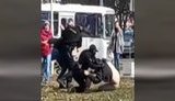 "Любых мимо проезжающих забирают", - белорусский ОМОН задерживает двоих мужчин на площади Бангалор в Минске. ВИДЕО