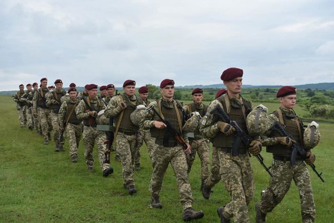 Ukrainian paratroopers join drills in Romania 02