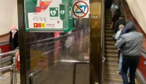 Благодаря дефибриллятору в столичном метро спасли 56-летнего мужчину